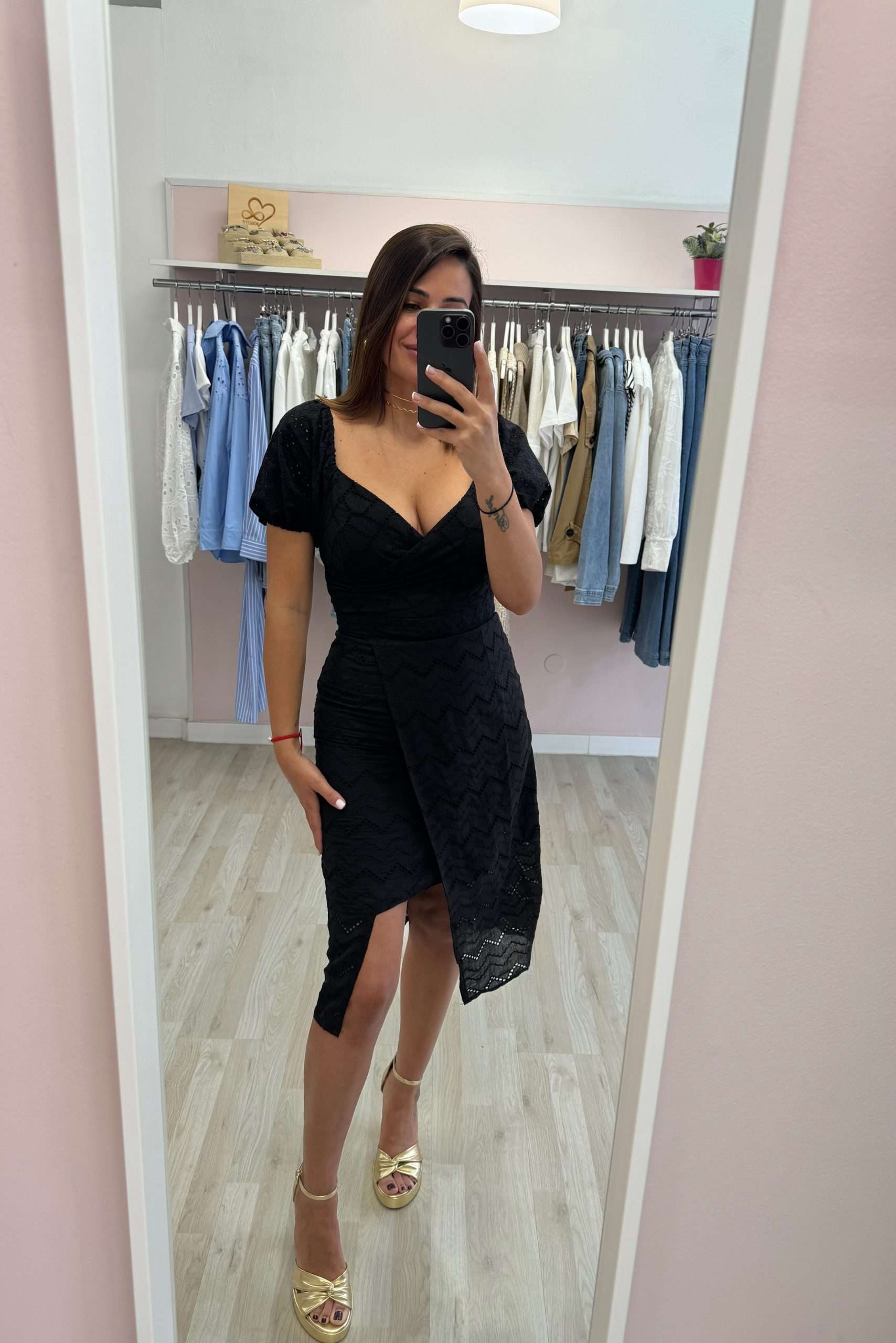 Vestido negro perforado